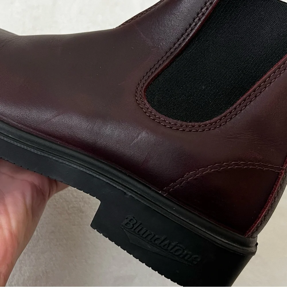 Blundstone Burgundy Chelsea Boots with Black Elastic